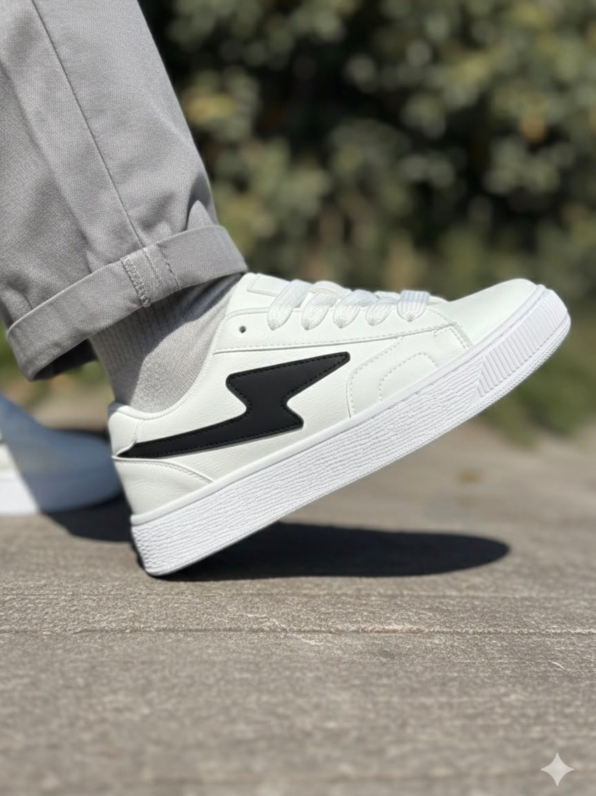 Zapatilla Rayo Blanco y Negro