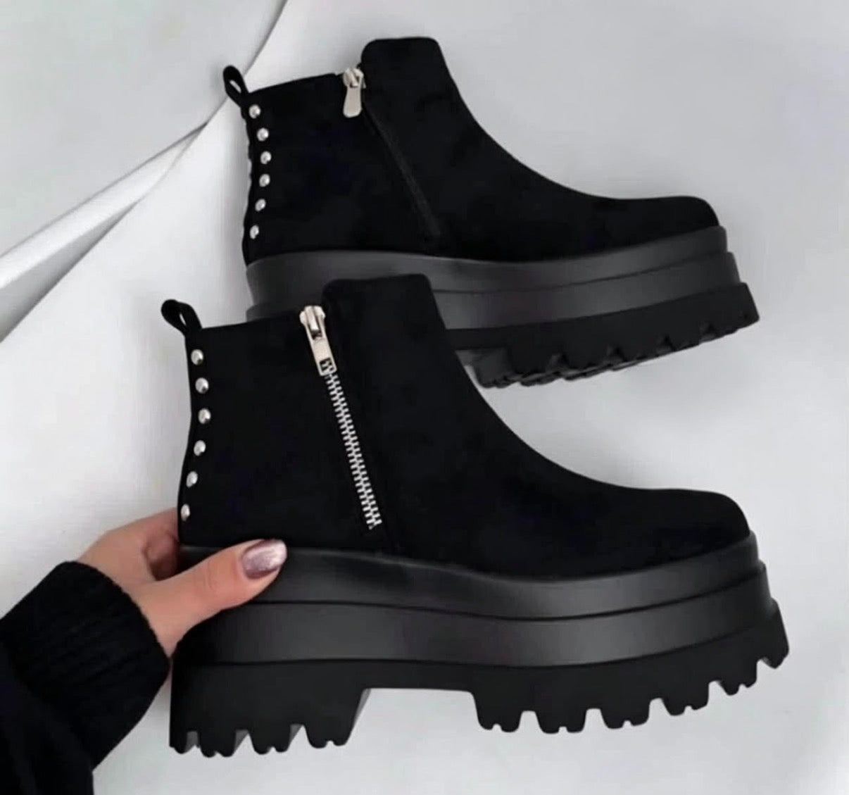 Bota con Tachas y Cierre