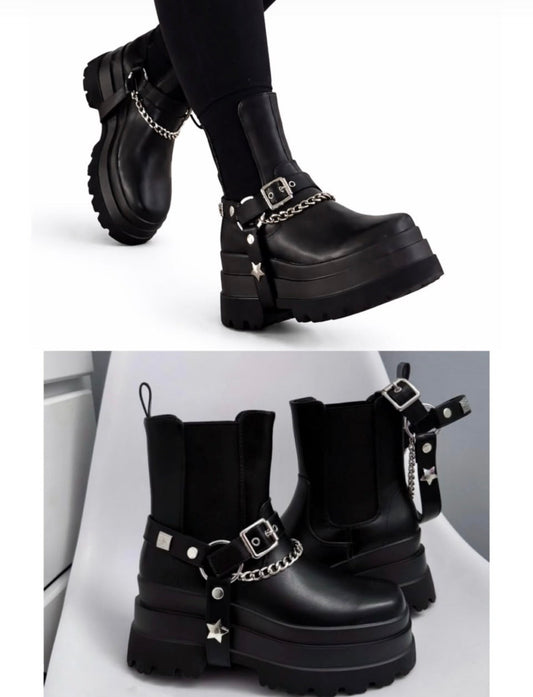 Bota con Hebillas, Cadena y Estrellas